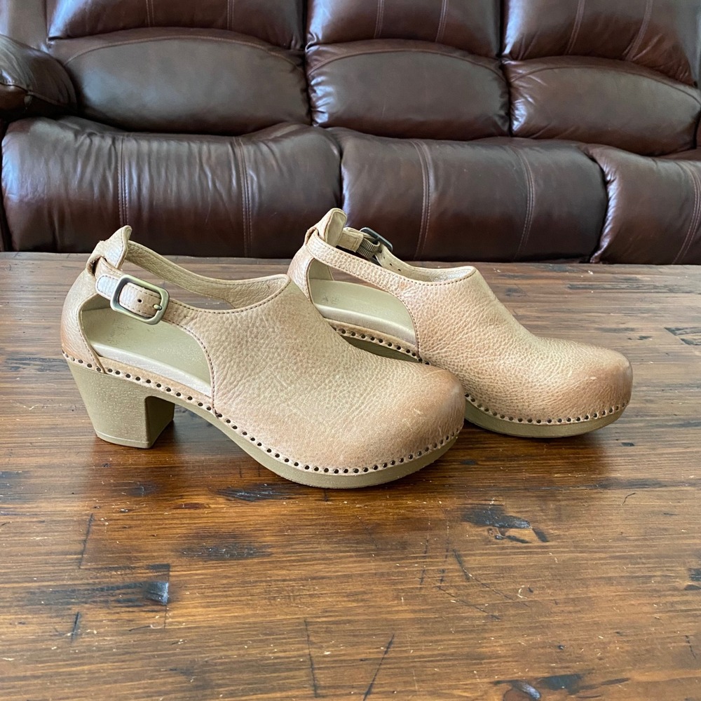 Dansko Sassy Tan Pebbled Leather Studded Block Heel Clogs Sz 40 US 9.5-10 Buckle